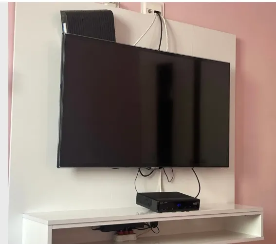 rack painel para tvs de até 50 polegadas suspenso com prateleira cissa (branco)