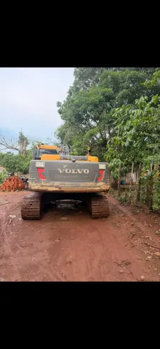 ESCAVADEIRA VOLVO 220