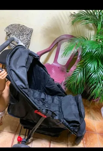 Vendo carrinho de bebê bem conservado