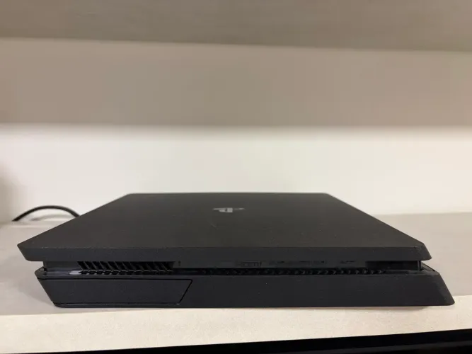 Vendo ps4 slim de 1tb, controle original, cabos originais, 4 jogos e com caixa