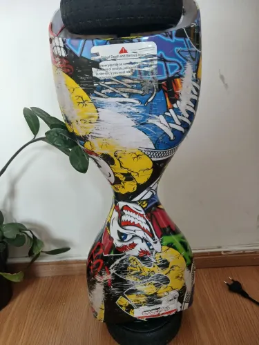 Só esta meio riscado por que quando anda ele risca no chão e o gancho acabou desencachando
