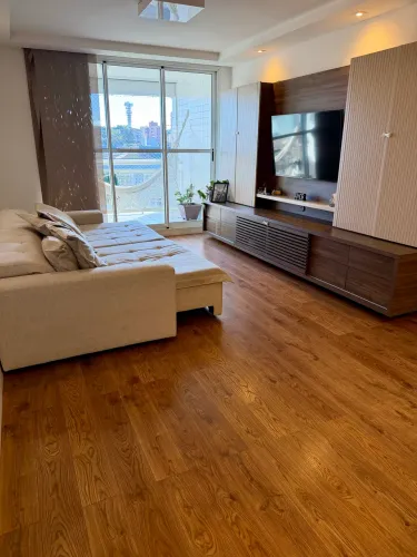 Apartamento nas Mercês |113m²| 3 quartos (1 suíte) | 2 vagas | com sacada| Ar condicionado