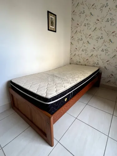 Cama de solteiro em madeira + colchão