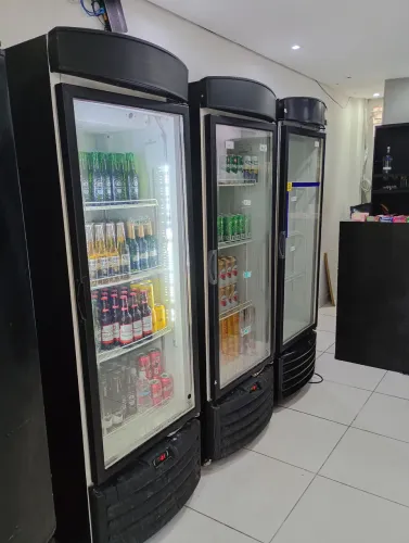 Vendo Freezer Metalfrio e Mobília 
