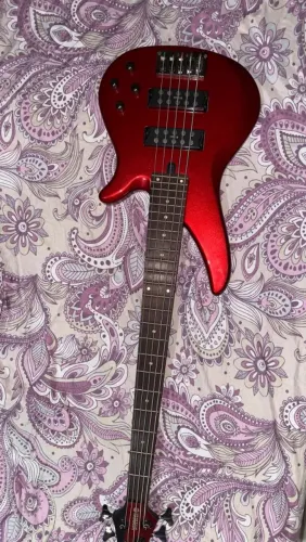 Contrabaixo vermelho Yamaha RBX 375
