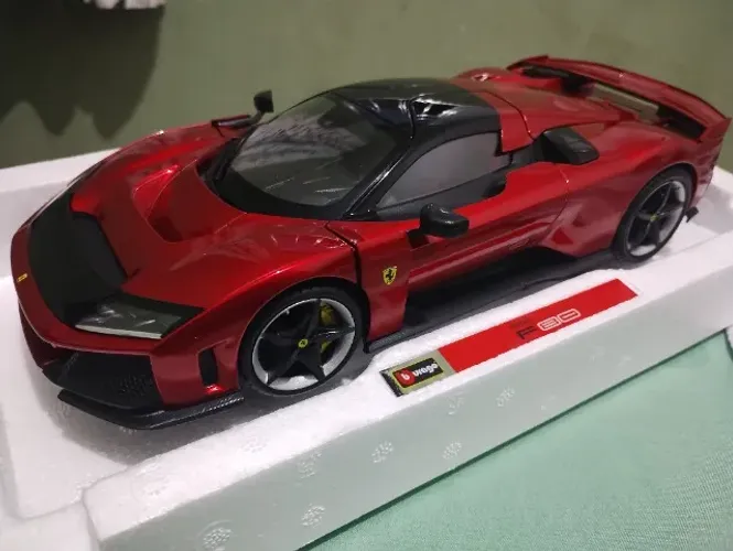 Ferrari F80 lançamento burago signature 1/18 metal red nova na caixa