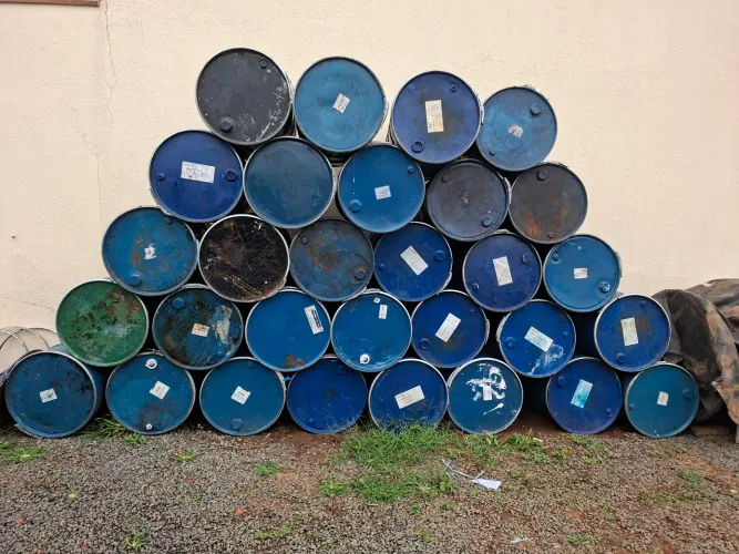 Tambores 200 L. Com tampa limpo .