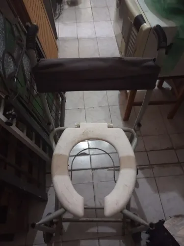 Cadeira de banho hospitalar.