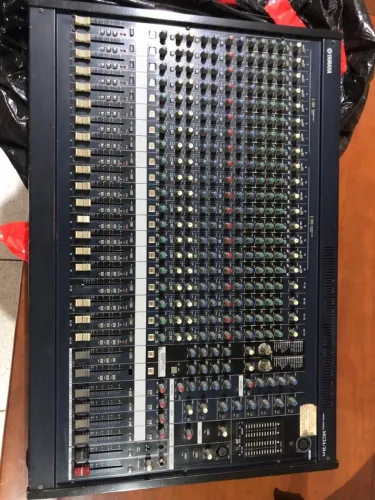 Mesa de Som Yamaha MG24/14FX