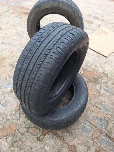 São quatros pneus, sendo dois 235/60/16 e dois 215/65/16