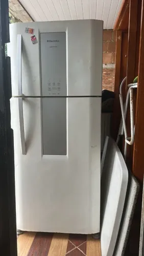 Geladeira Eletrolux. modelo DF80 com capacidade de 553 litros.