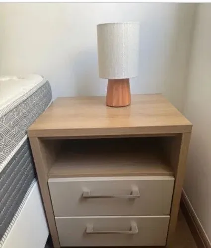 Mesa de cabeceira com rodinha