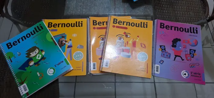 Livros 1° Ano E.M - Bernoulli - Filosofia, Espanhol, Inglês + LABORATÓRIO DE BILOGIA