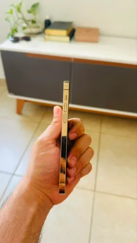 iPhone 12 Pro dourado