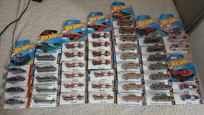 4 Hotwheels por 120 Ferrari F1, Aston Martin, Velozes e furiosos e outros