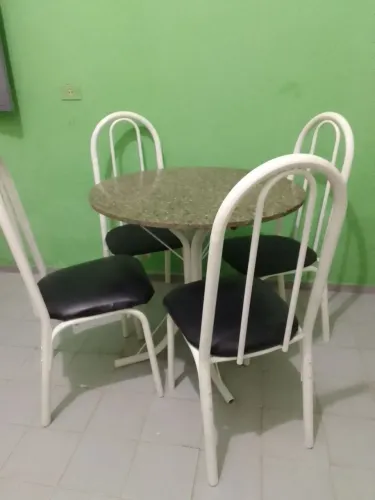 Mesa de mármore com quatro cadeiras