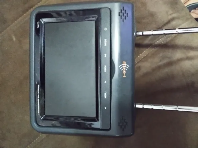 Encosto de cabeça com DVD e controle remoto universal