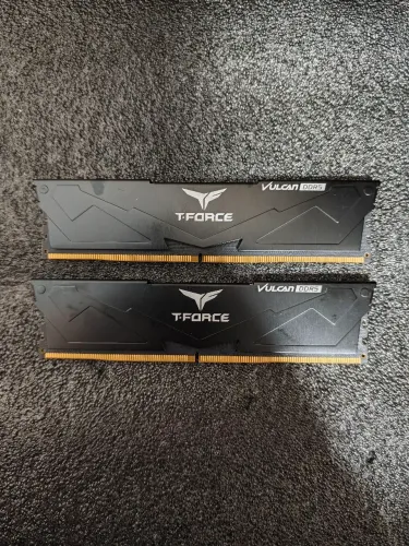 Memória RAM 16GB (2x8GB) Team Group T-Force Vulcan DDR5 5200MHz CL40 - Excelente Estado