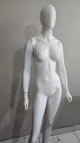 Manequim Feminino Corpo Inteiro Fibra de Vidro Branco - Vitrine