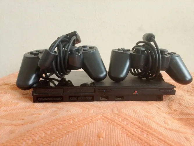 PS2 COM 2 MANETES E UNS 50 JOGOS (LEIA DESCRIÇÃO)