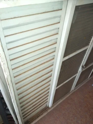 Vendo uma janela para quarto