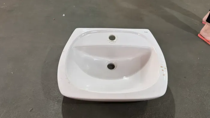 Lavatório com coluna e vaso sanitário 