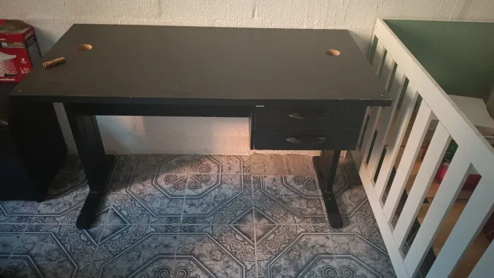 Mesa de escritório com pouco uso