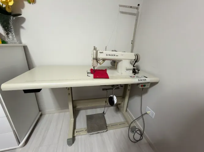 máquina de costura singer reta
