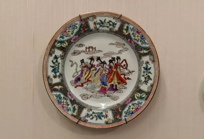Prato de porcelana chinesa pintado à mão