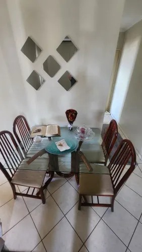 Mesa de vidro com 4 lugares 