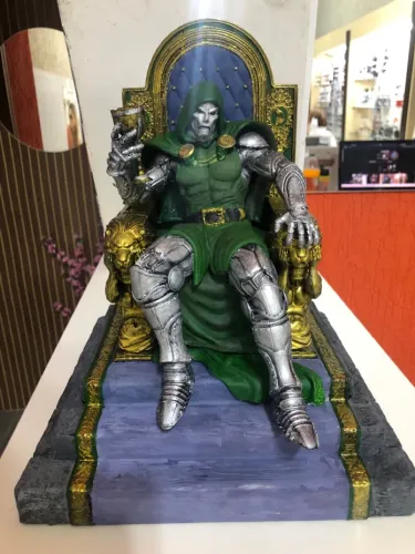Estátua Doutor Destino