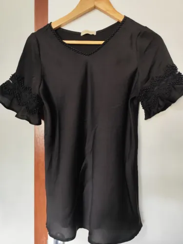 Blusinha social preta com pérolas M - Nova