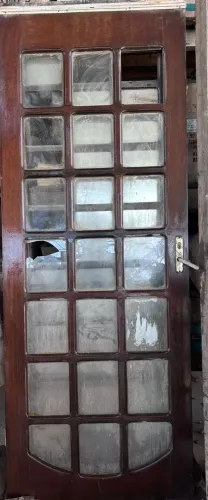 PORTA DE MADEIRA MACIÇA COLONIAL 80 X2,10. PRECISA DE REPAROS