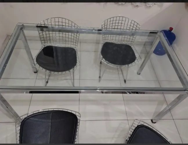 Conjunto de mesa e quatro cadeiras