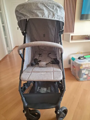 Carrinho de bebê.