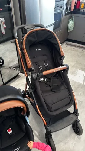 Conjunto de carrinho e bebê conforto com base isofix burigotto