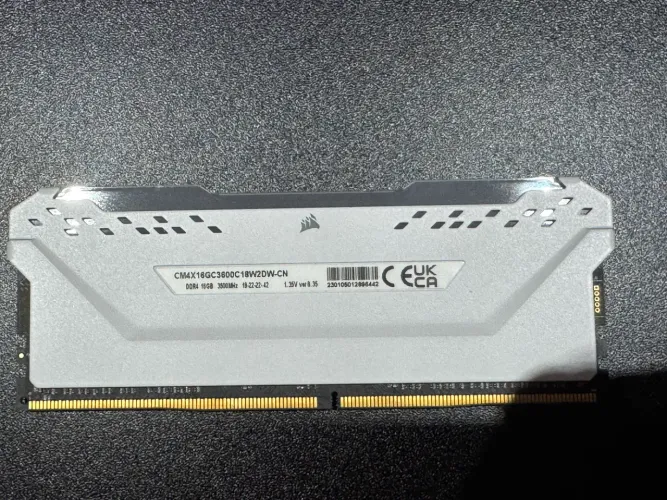 Memória RAM Corsair DDR4 16GB 3600Mhz CL18