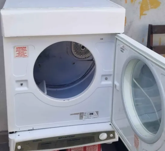 Máquina de secar roupas