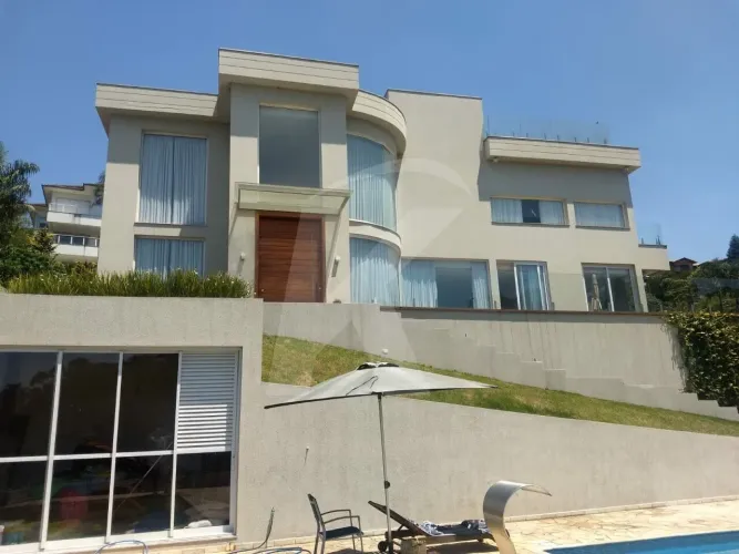 Casa em condomínio, 4 suítes, área gourmet e 6 vagas em Mairiporã.