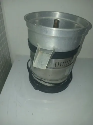 Espremedor industrial da marca Lucre