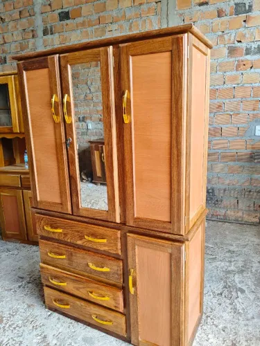 Guarda roupa de madeira com espelho entrega grátis