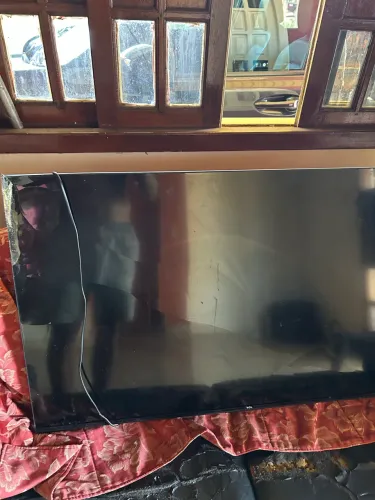 Tv Semp TCL modelo 50P635 , trincada retirar peça