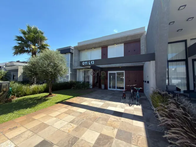 Casa à venda com 04 suítes, sendo 02 americanas e piscina no Condomínio Blue, em Xangri-Lá