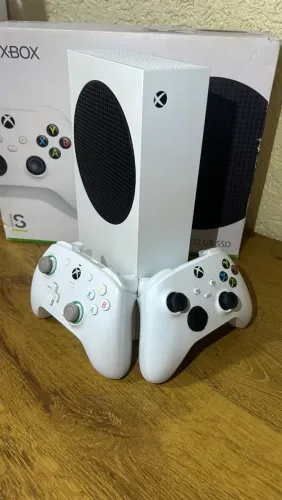 Xbox Series S com Dois Controles 