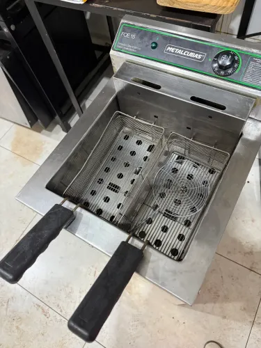 Fritadeira a óleo com gabinete