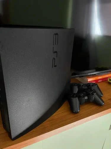 Ps3 com 2 controles, desbloqueado e com vários jogos instalados e para instalar