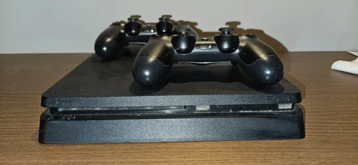 PS4 Slim 500GB Completo com 2 Comandos - Excelente Estado