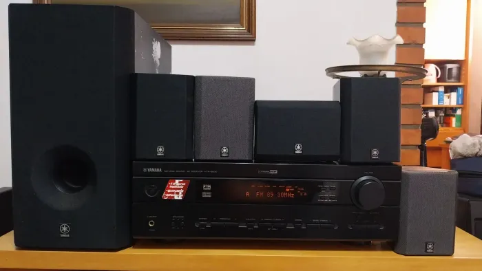 Home theater yamaha Htr.5030 com Sub.woffer e 5 caixas bivolt.com óptica e coaxial e rca.