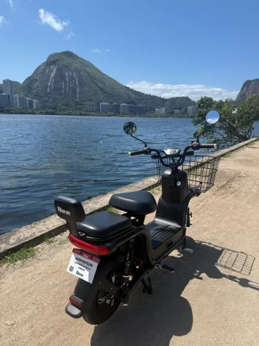Bee U1 Preta - 1.800 km - Único Dono + Cesta e Kit Carona