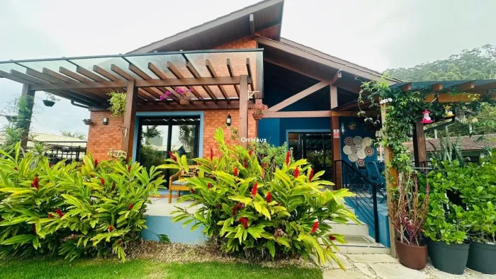 Casa com 4 suítes a venda a poucos metros da praia- Açores